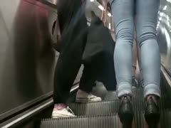 Bootyful sweetheart in hot jeans has no idea she'e being recorded